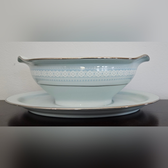 On Sale!  Noritake gravy boat with attached dish.  Excellent condition. - Picture 2 of 4